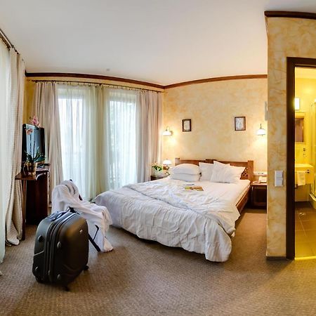 Pid Templem Hotell Ivano-Frankivsk Exteriör bild