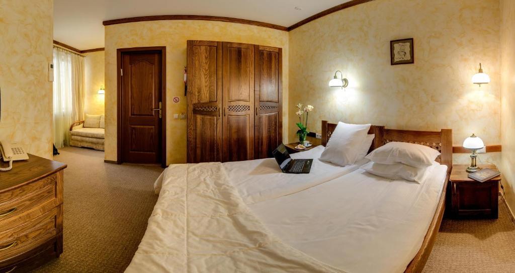 Pid Templem Hotell Ivano-Frankivsk Rum bild