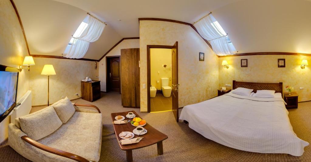 Pid Templem Hotell Ivano-Frankivsk Rum bild