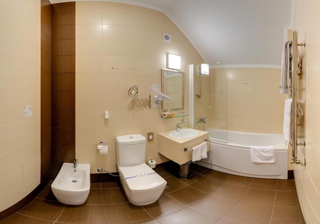 Pid Templem Hotell Ivano-Frankivsk Rum bild