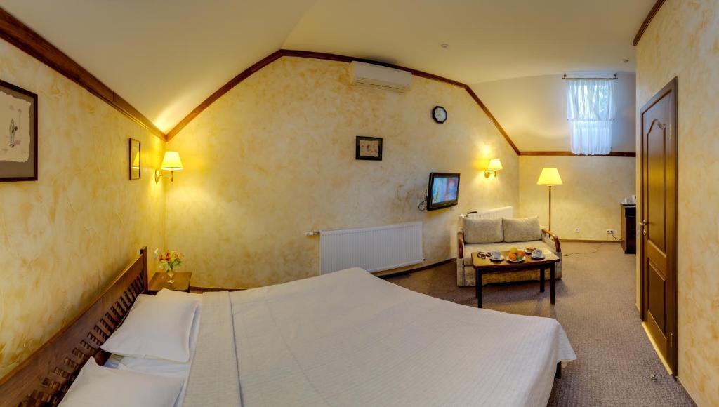 Pid Templem Hotell Ivano-Frankivsk Rum bild