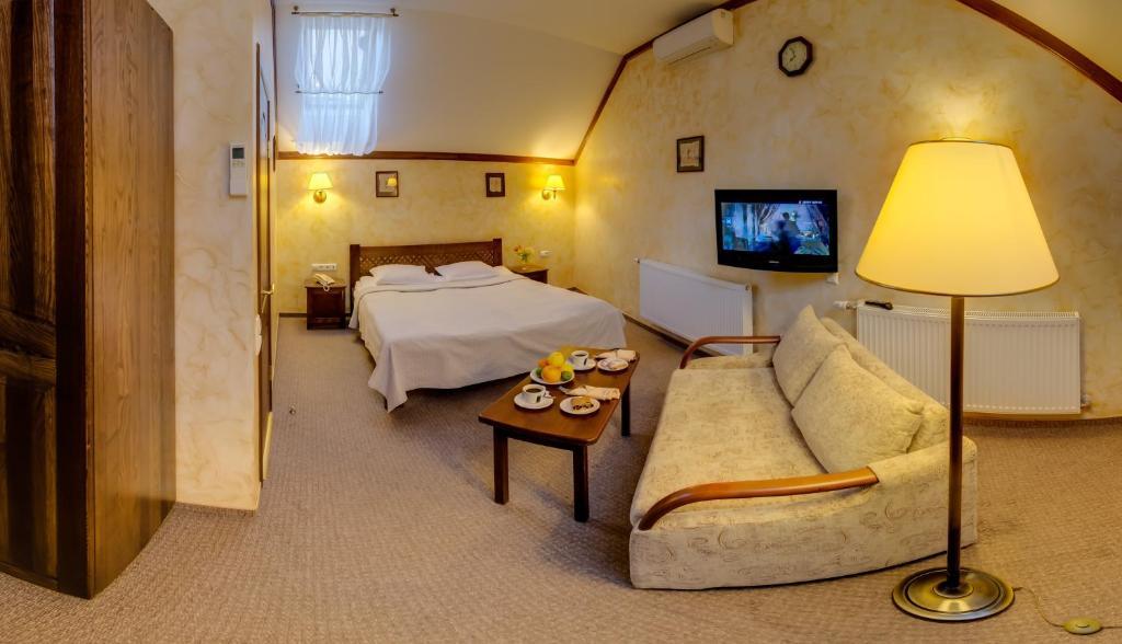 Pid Templem Hotell Ivano-Frankivsk Rum bild