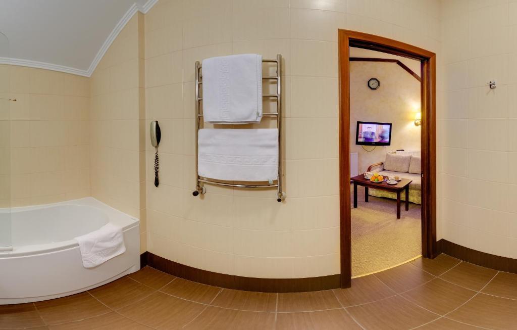 Pid Templem Hotell Ivano-Frankivsk Rum bild
