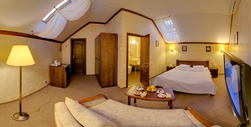 Pid Templem Hotell Ivano-Frankivsk Rum bild