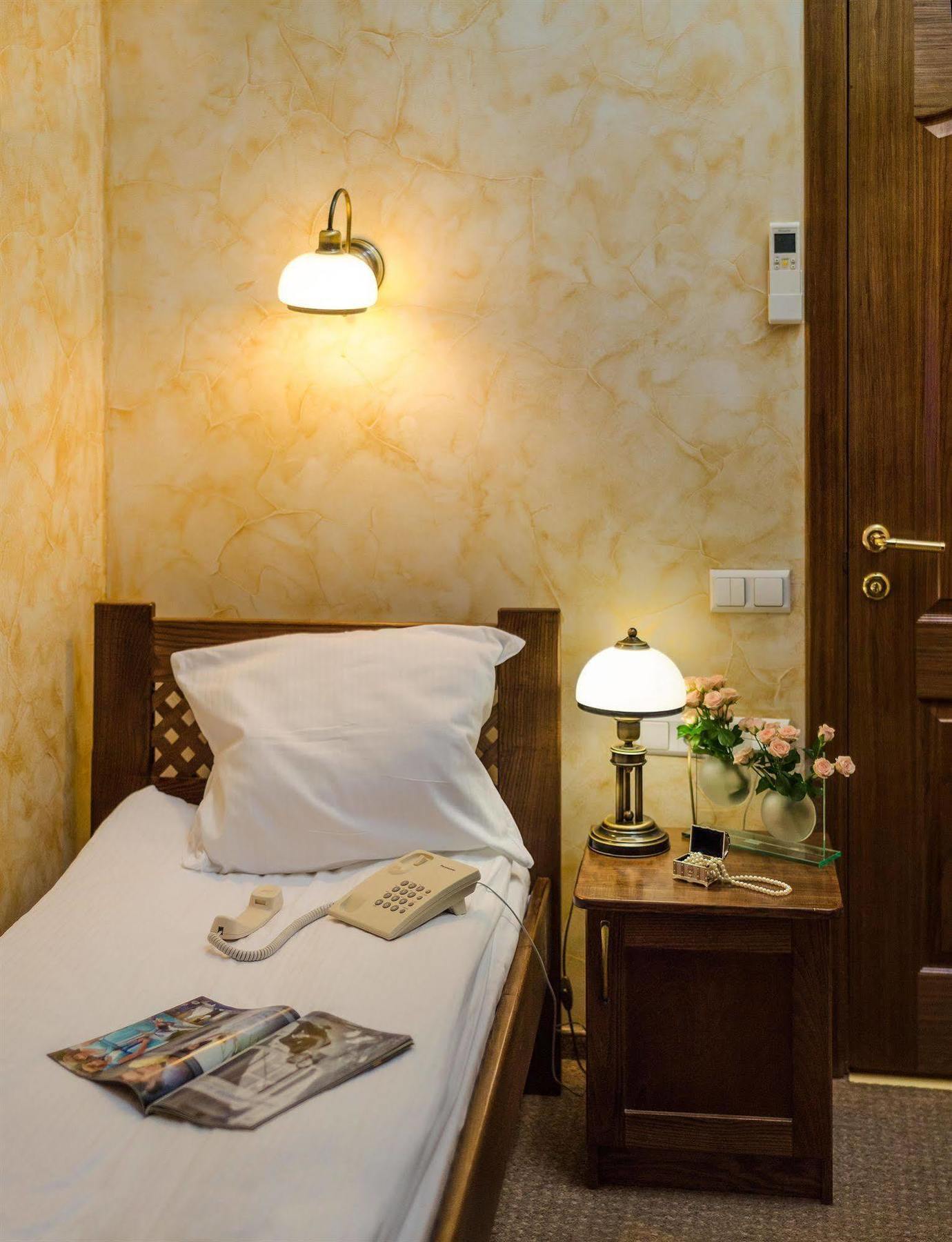 Pid Templem Hotell Ivano-Frankivsk Exteriör bild