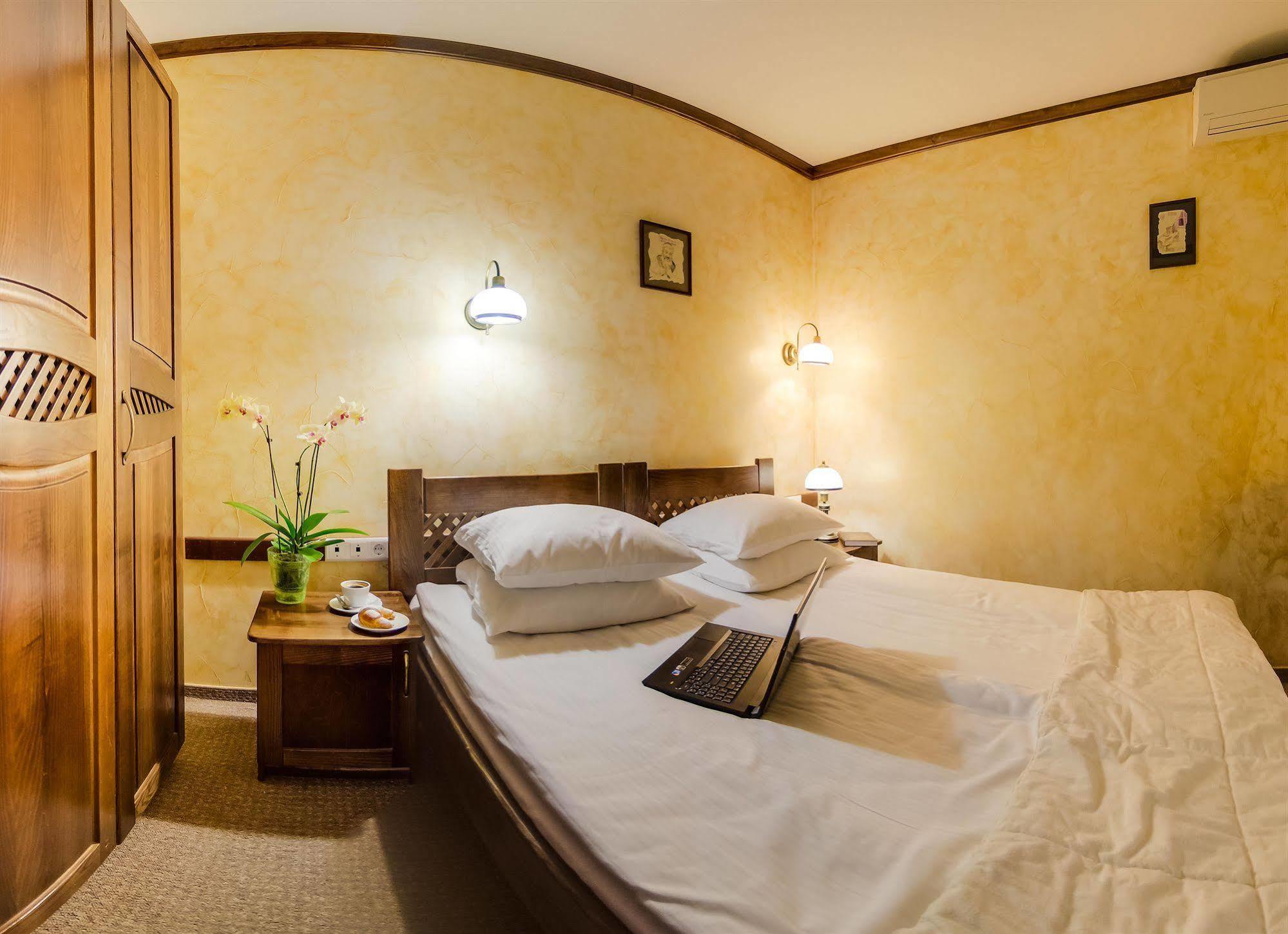 Pid Templem Hotell Ivano-Frankivsk Exteriör bild