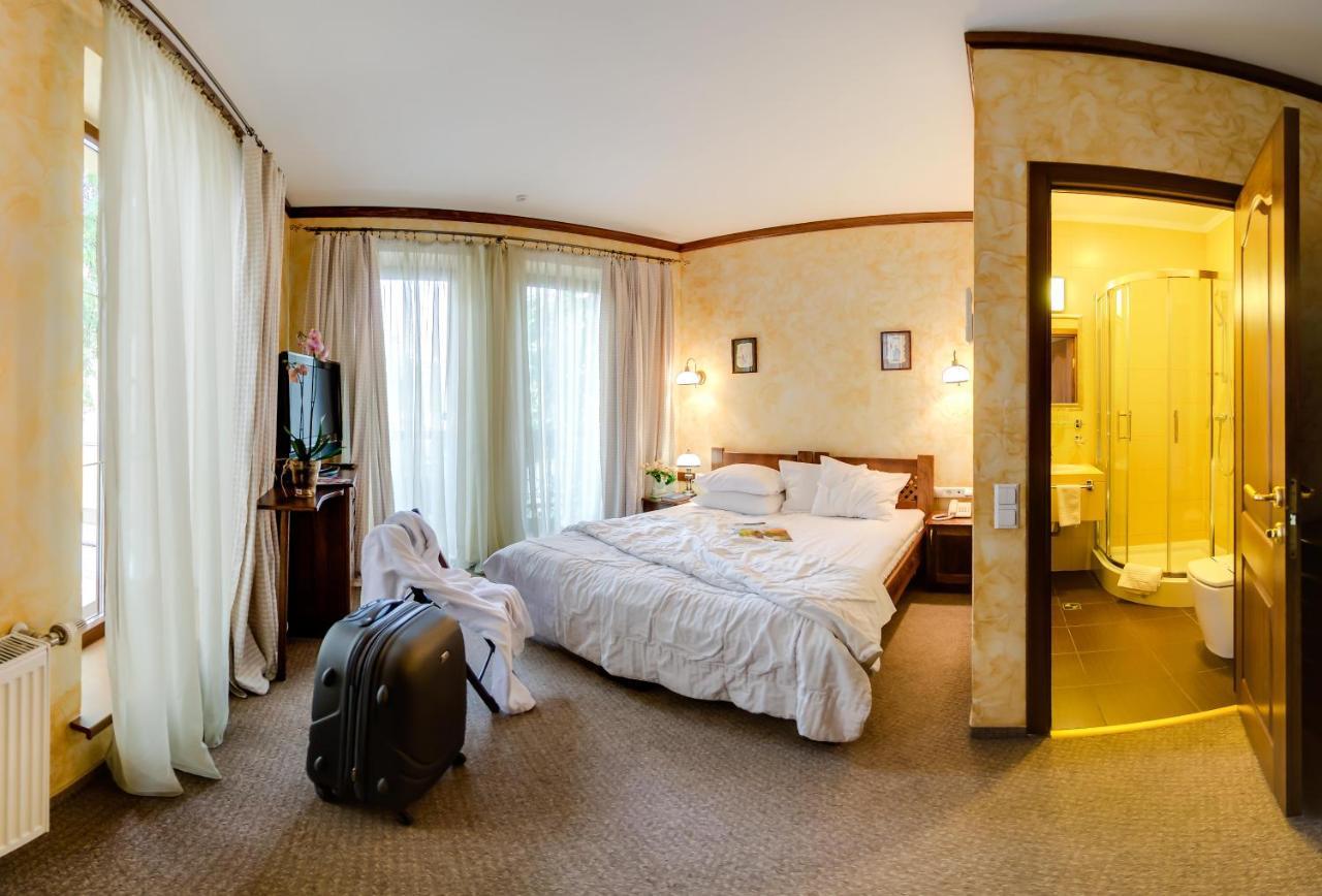 Pid Templem Hotell Ivano-Frankivsk Exteriör bild